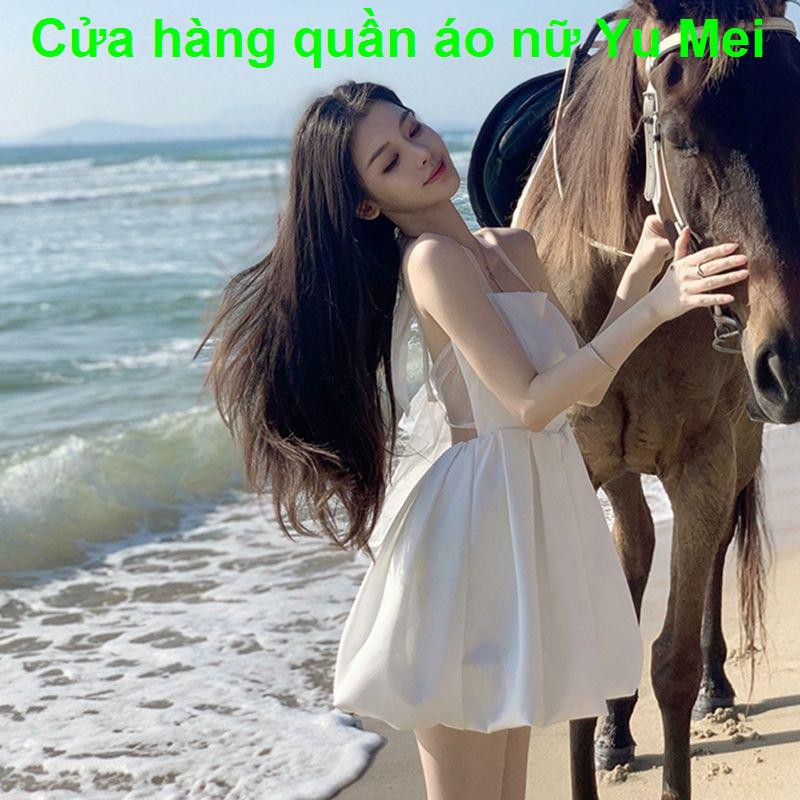 Mối tình đầuVáy trắng tình đầu liền hai dây đi nghỉ lễ xuân hè rộng rãi chít eo hở lưng dáng ngắn gợi cảm không t