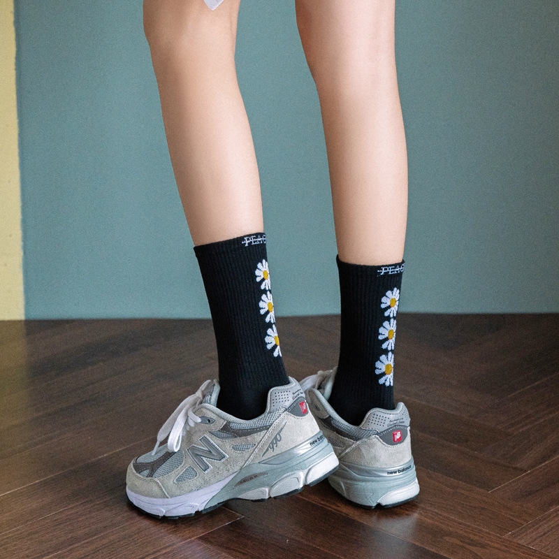 img Ins Retro Style Women Crew Socks New Trend Daisy Flowers Print Black Couple Socks High Quality Fashion Cotton Novelty Socks