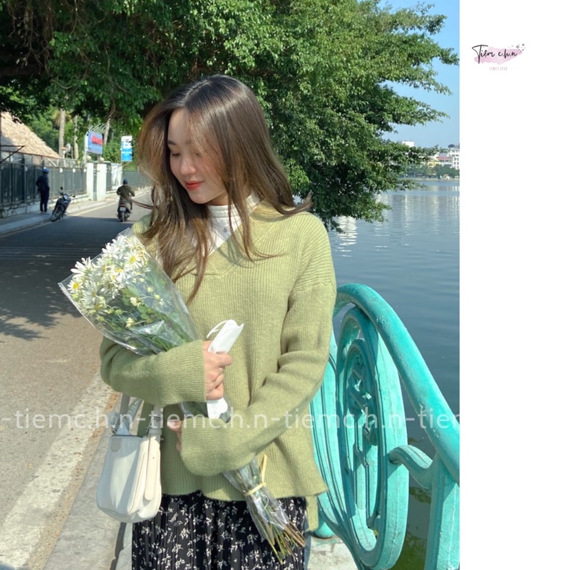 Áo len cổ V xẻ tà