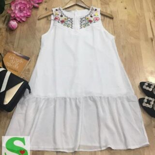 Đầm voan trắng thêu hoa