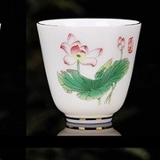 Chén uống trà đường chỉ vàng, với hoạ tiết hoa sen tinh tế, nước men bóng mịn. Mã :CKC0038