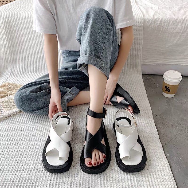 Sandal nữ kẹp ngón quai khóa cổ chân phong cách Hàn. Chất liệu mềm, đi êm chân. Phong cách phù hợp với mọi trang phục