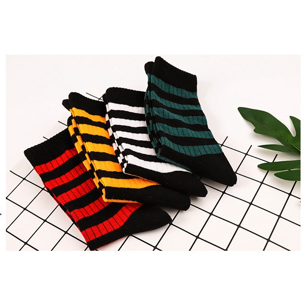 Tất Vớ Nam Nữ cổ cao Kẻ Sọc phong cách trẻ trung, năng động.