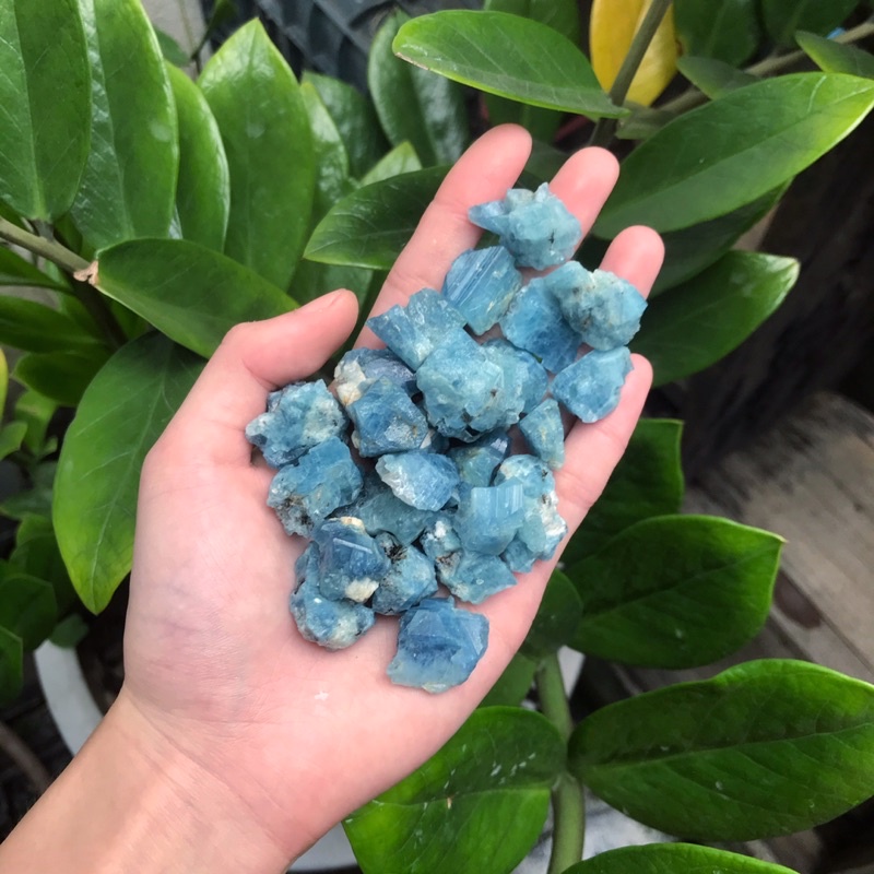 Viên Aquamarine màu xanh thô làm phong thuỷ , sưu tầm thanh tẩy bài Tarot