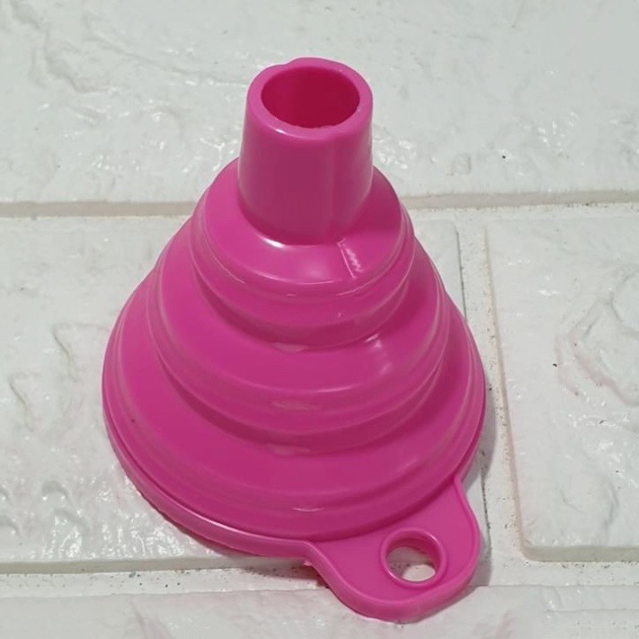 Phễu gấp gọn nhỏ xinh chất liệu silicon chịu nhiệt tốt.