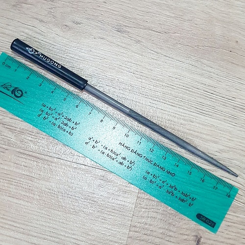 Dũa Tròn Mũi Viết Φ5 x 180mm x 10mm Chất Liệu Thép Cán Bọc Nhựa Được Gia Công Tỉ Mỉ Sắc Nét
