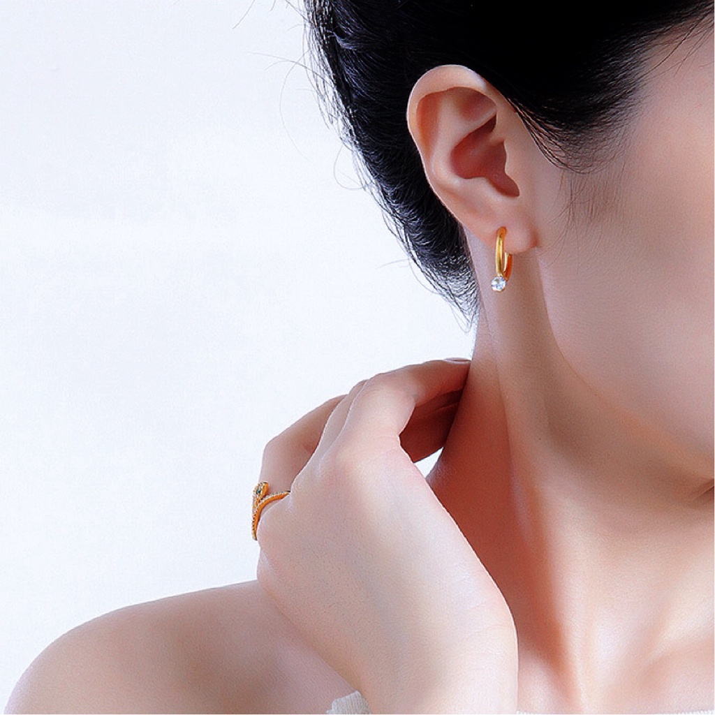 Khuyên tai tròn titan mặt đính đá trắng sang trọng không đen gỉ (1 đôi)