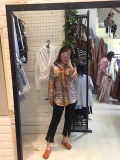 Quần ống loe xẻ trước