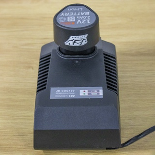 Đế sạc pin BENYU 12 vol