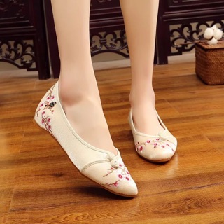 Giày vải thêu hoa đào mũi nhọn( sẵn đen size 37. Hàng oder)