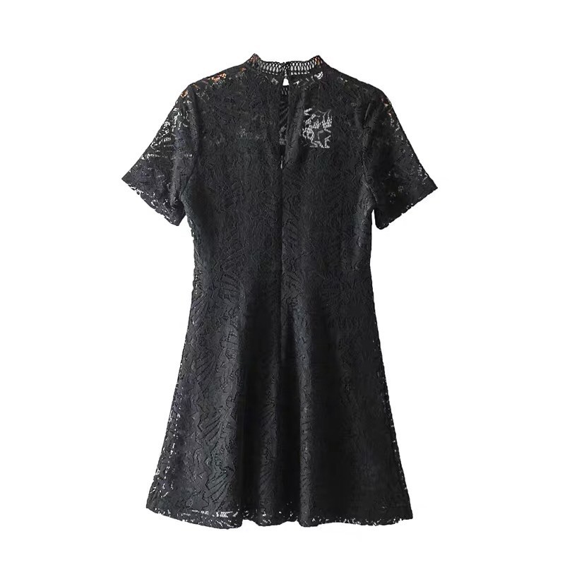 Đầm ren đen Urban Revivo