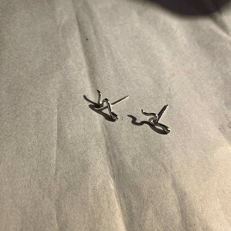 Khuyên tai hình rắn mini cá tính hợp thời trang 19A1327