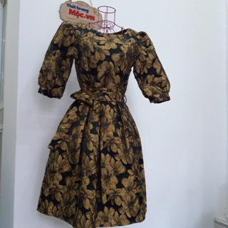 Váy tay bồng -vải gấm họa tiết nổi