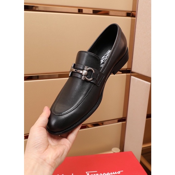 Giày tây lười công sở cao cấp thương hiệu Salvatore Ferragamo da thật màu đen trơn lịch lãm cho nam