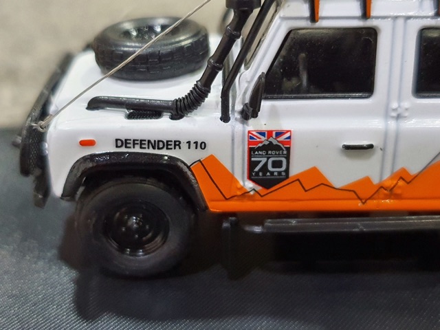 Xe Mô Hình Land Rover Defender 110 1:64 Master ( Trắng Cam )