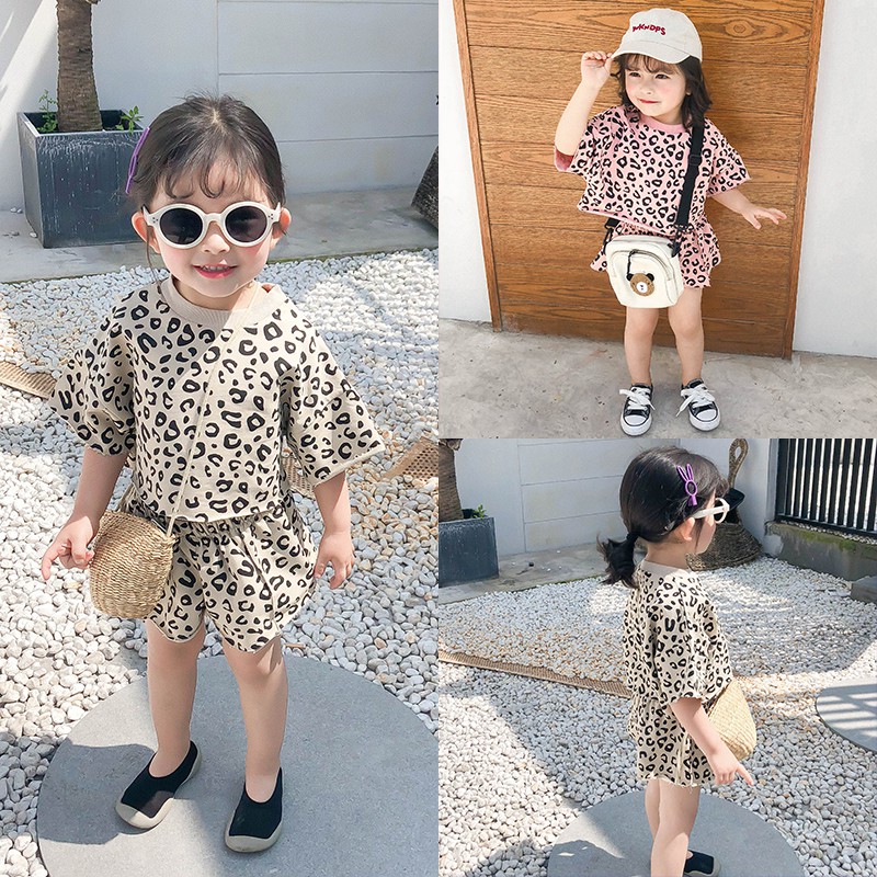 Bộ Áo Thun Ngắn Tay In Họa Tiết Da Báo + Quần Short Cho Bé Gái