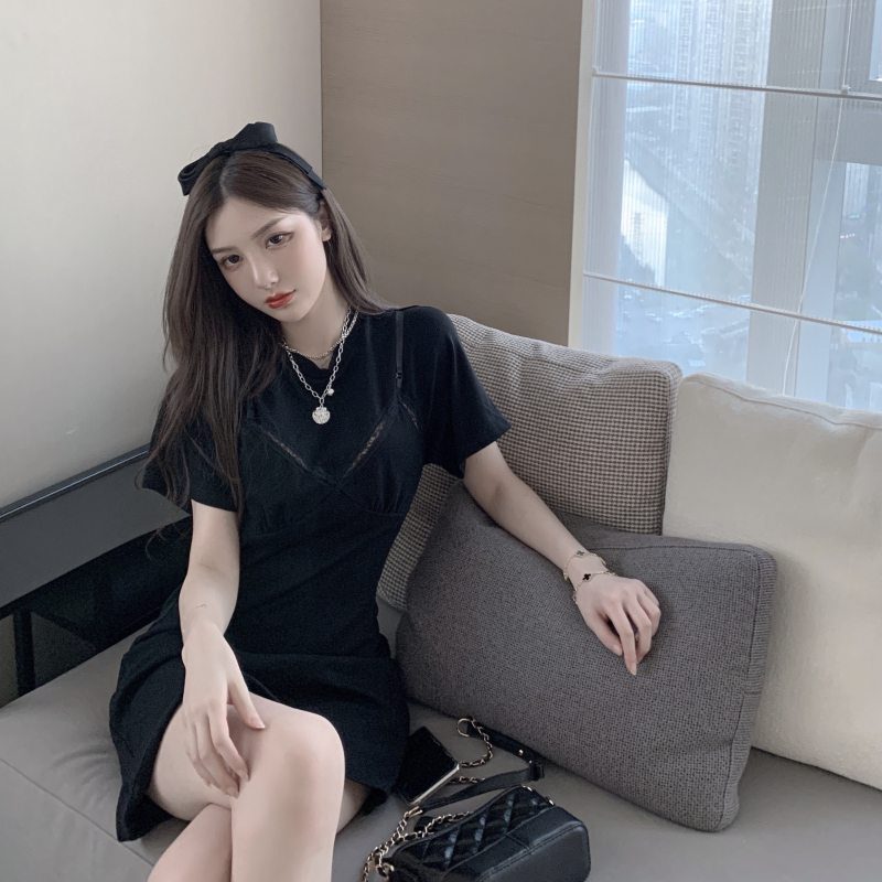 Đầm Tay Ngắn Phối Ren Hoa Thiết Kế Hở Lưng Quyến Rũ