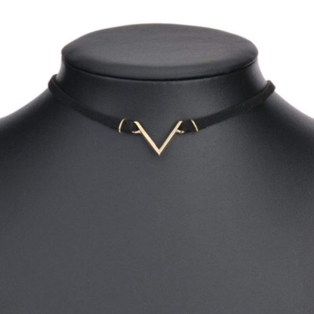 Choker cổ chữ V
