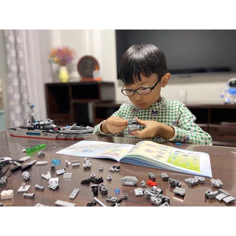 Mô hình lắp ghép tàu chiến cho bé, Đồ chơi lắp ráp xếp hình 700 chi tiết hãng Qman