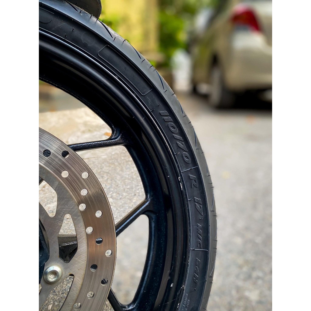 Lốp Xe máy không xăm Thương Hiệu Pirelli Rosso 3 các size 110/70-17, 140/70-17 và 150/60-17 lắp cho xe máy côn tay.