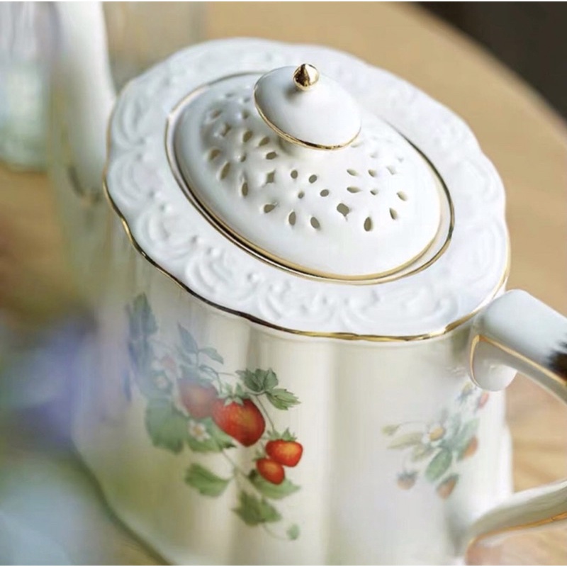 Set trà chiều hoạ tiết dâu tây phong cách vintage cao cấp kèm hộp