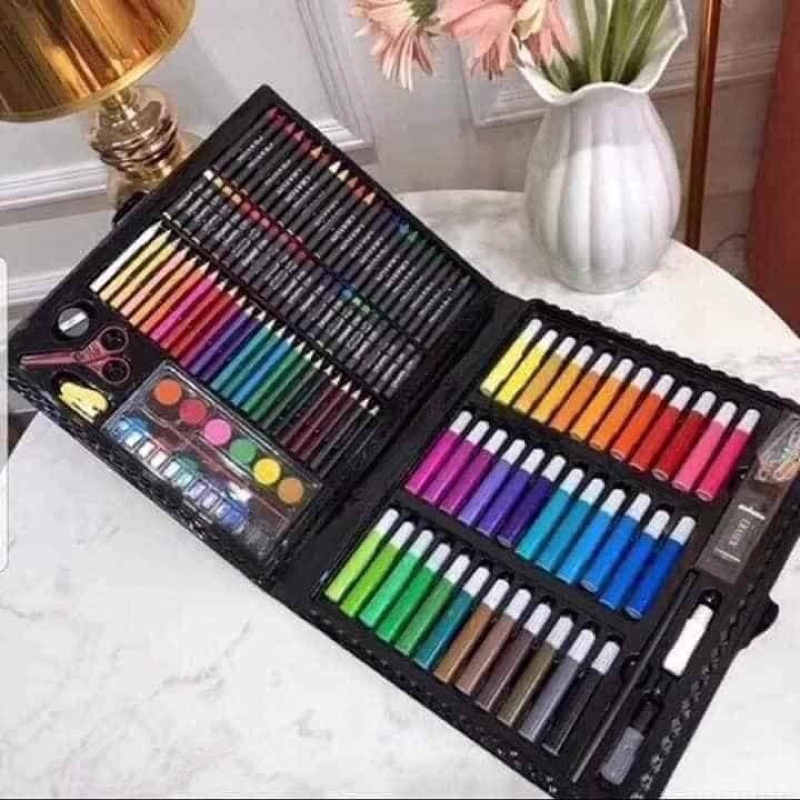 Bộ bút tô màu 150 chi tiết.