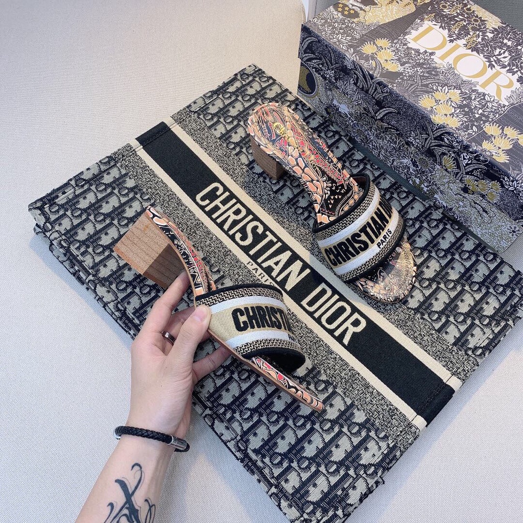 Dép Sandal Gót Vừa Dày Vừa Thêu Chữ d Bằng Da Phong Cách Mùa Hè 2021