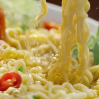 Mì Mộc Việt tôm chua cay gói 75g (Mua 10 gói tặng 1 hộp nhựa).