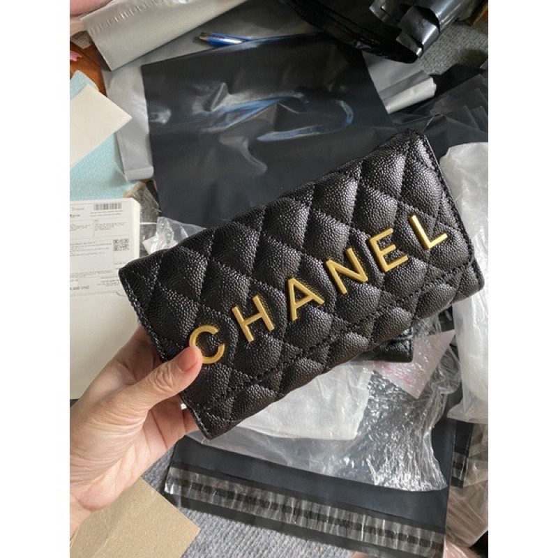 Ví cầm tay trần trám có chữ C.H.A NEl sz 20 có kèm dây đeo chéo