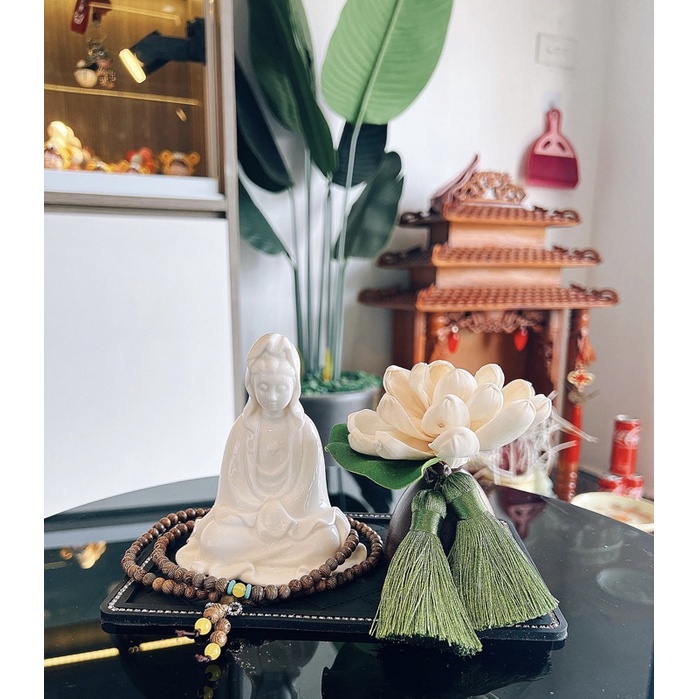 Phụ Kiện Xe Hơi :  Chú Tiểu Bên Đài Sen Trụ Gỗ cao cấp