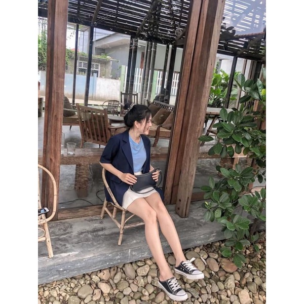 Áo khoác blazer xanh ngắn tay kèm áo thun xanh paster mix chân váy kaki kem