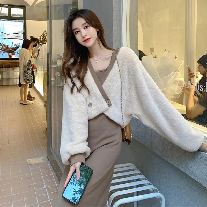 fuzzy set áo khoác và váy yếm thời trang thu đông cho nữ 2021