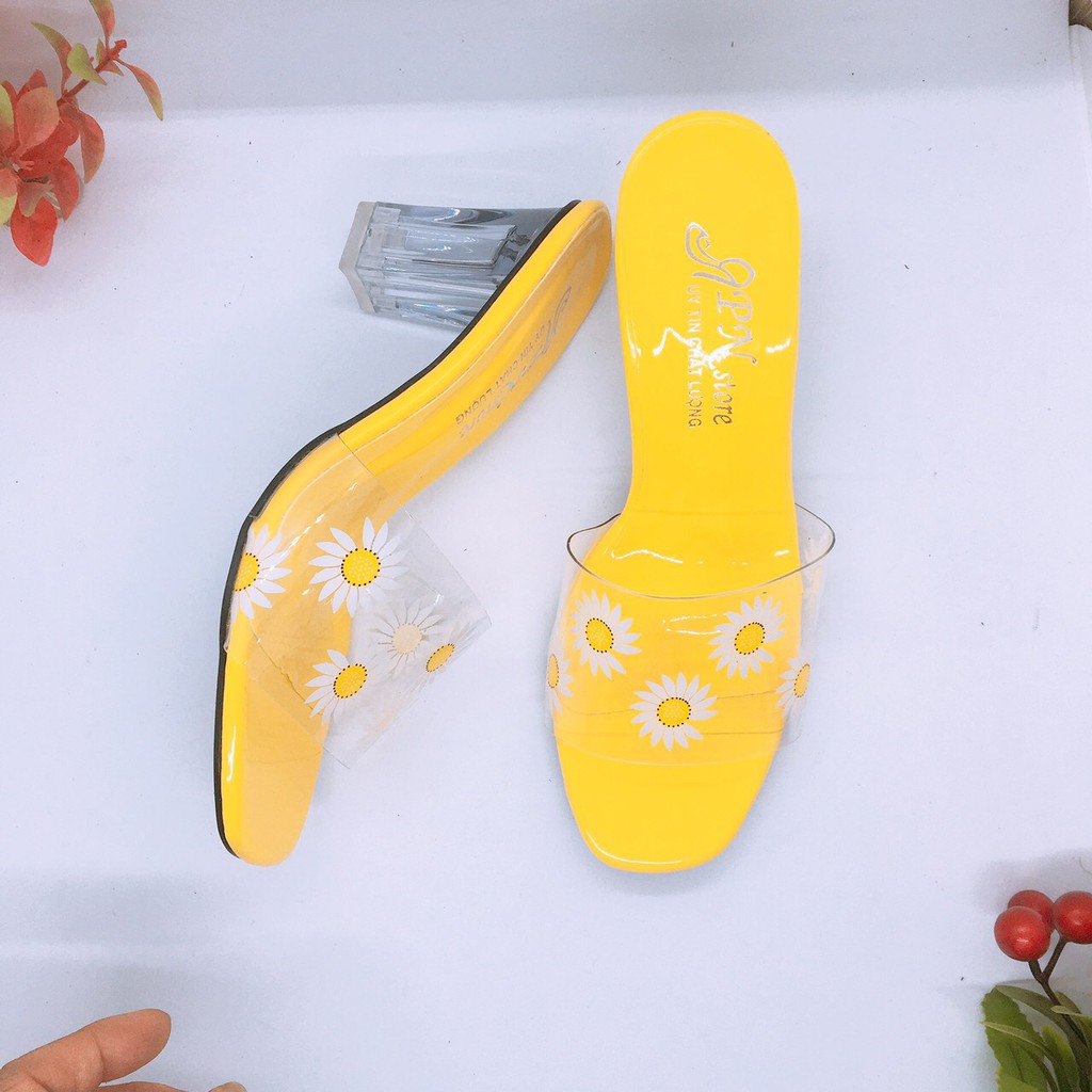 [ẢNH THẬT] Dép cao gót trong 7p quay trong phối họa tiết cách điệu