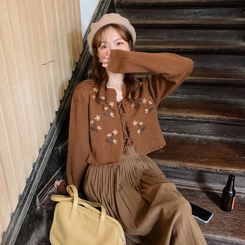 Set cardigan croptop viền lượn sóng hoa lá buộc dây màu nâu