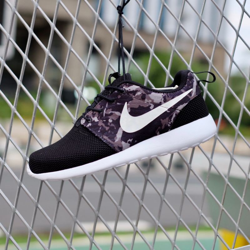 Giày Thể Thao Nike Roshe Run Màu Trắng Đen Họa Tiết Rằn Ri Cá Tính