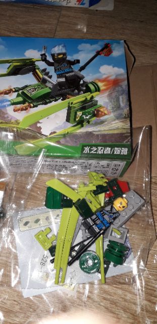 Lắp ráp 1 hộp LegoNinjutsu 99528 có nhiều chi tiết