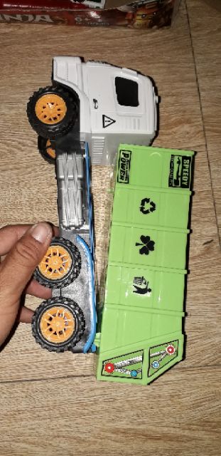 Một Chiếc xe mô hình hốt rác chạy chớn bằng nhựa rất đẹp