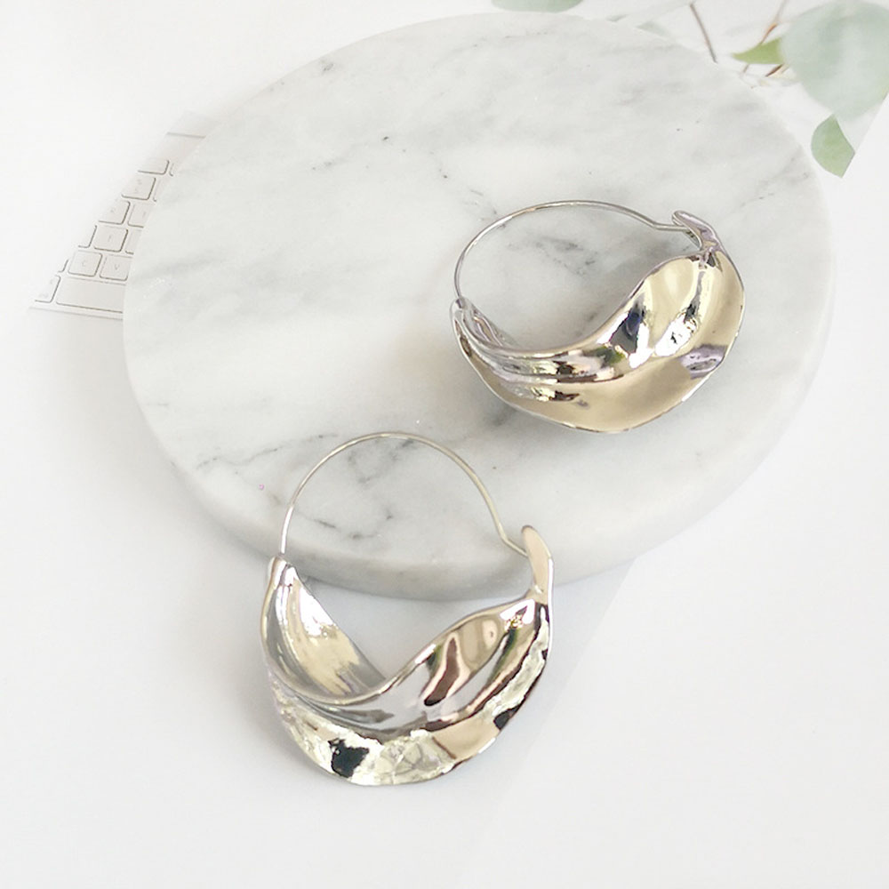 Khuyên Tai Nữ Trang Dáng Tròn Tạo Hình Độc Đáo