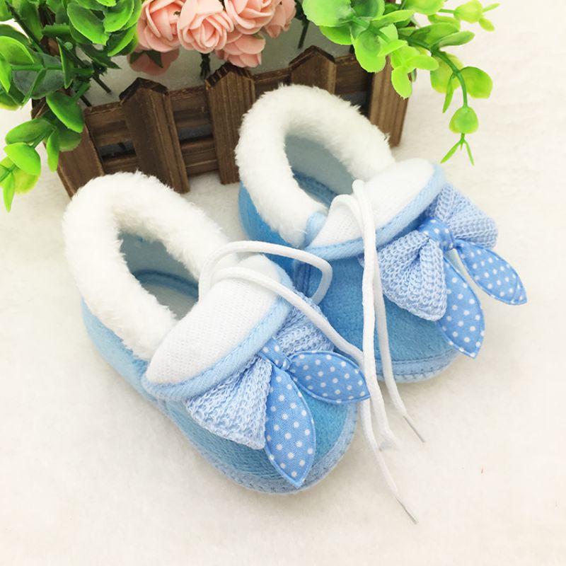 Giày bít mũi giữ ấm đính nơ xinh xắn dành cho bé gái