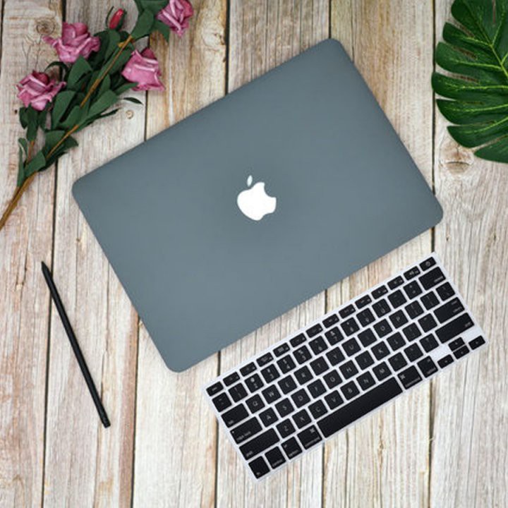 Combo Ốp Macbook, Phủ Phím Cùng Màu (Tặng Nút Chống Bụi &amp; Kẹp Chống Gẫy Sạc)