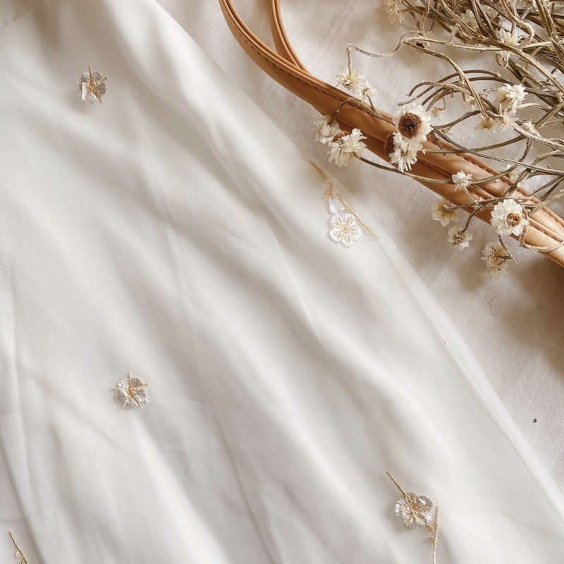 Đầm midi trắng phối voan lưới mỏng cổ trụ thêu hoa