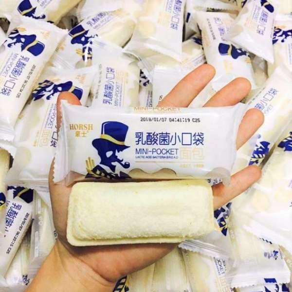 Bánh sữa chua ông già Horsh, vỏ mềm, nhân bánh đặc sánh, vị ngọt vừa phải xen lẫn vị chua nhẹ