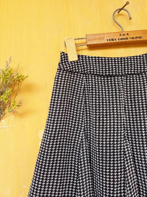 Chân váy kẻ xòe họa tiết