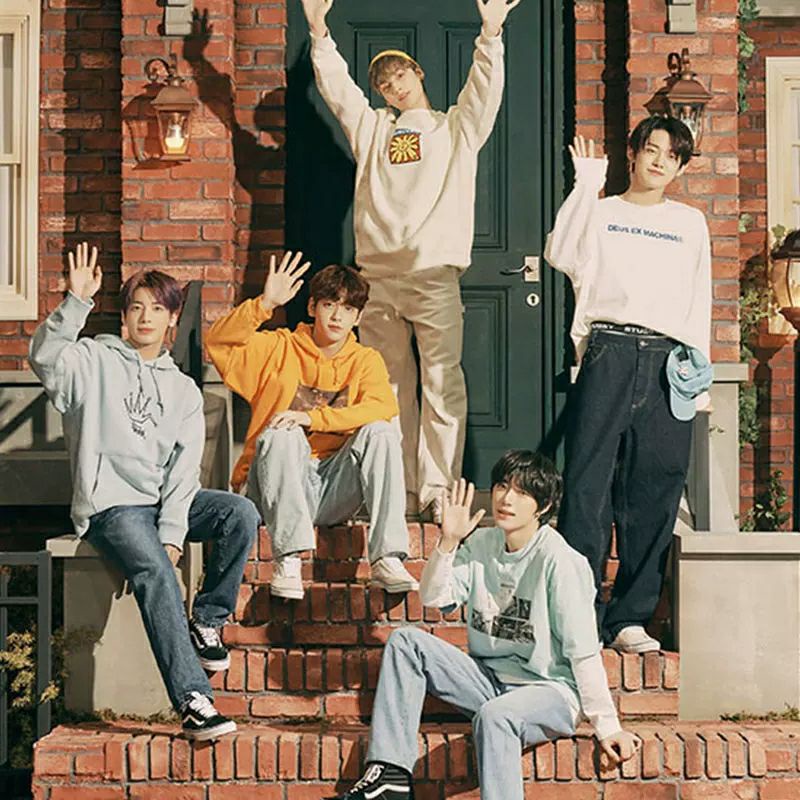 2 mẫu áo nỉ in hình cute giống Beomgyu và Huening Kai TXT