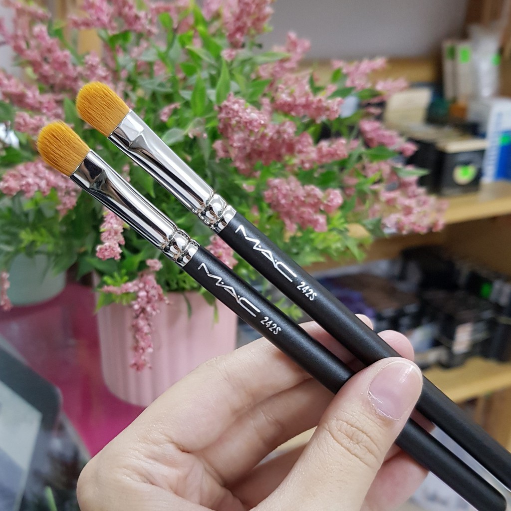 Cọ mắt M.A.C 242S