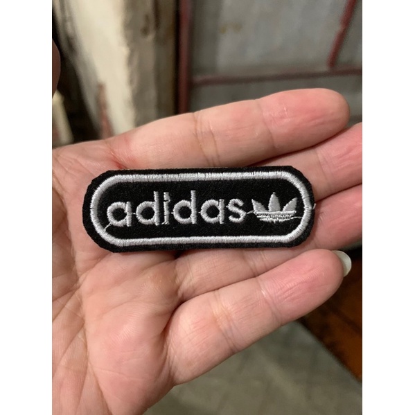 Logo thêu adidas dáng tròn dài