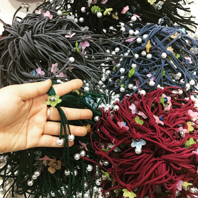 Cột Tóc hoa rơi phong cách nhẹ nhàng nữ tính .
