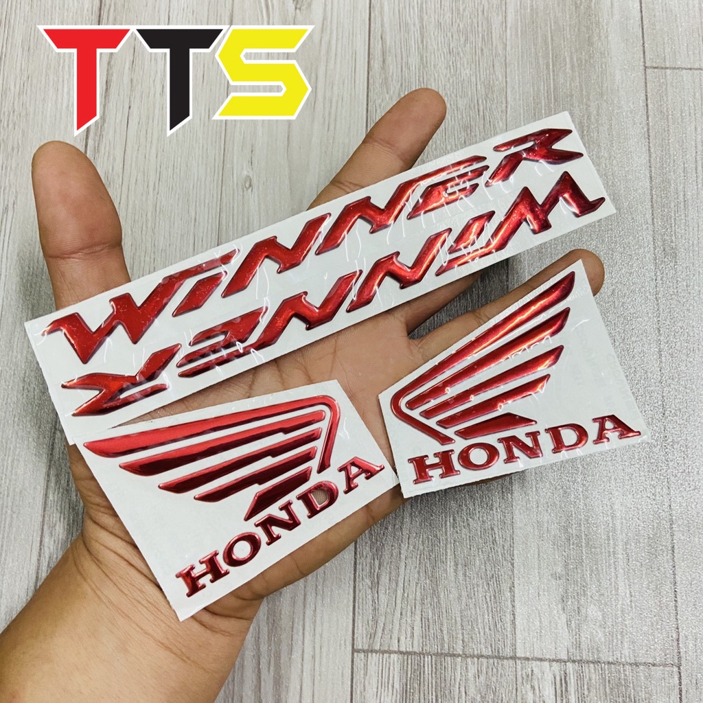 ( WINNER  ĐỎ ) Bộ tem chữ kèm logo cánh chim chất liệu nhựa dẻo mạ chrome sáng bóng