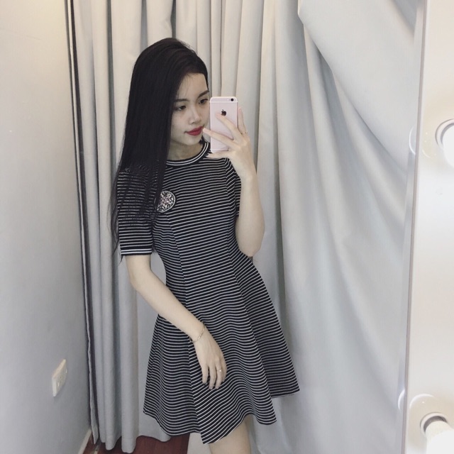 Váy kẻ cổ tròn