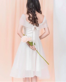 Váy trắng trễ vai